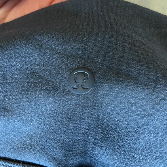 Lululemon Reveal crop size M - Picture 3 of 6